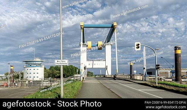 14 August 2023, Hamburg: View of the bascule bridge of the Estemünde barrage. Photo: Markus Scholz/dpa/picture alliance/dpa | Markus Scholz