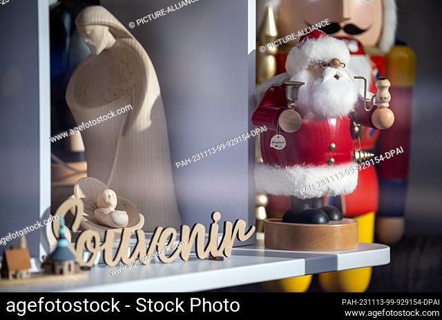 ILLUSTRATION - 13 November 2023, Berlin: A wooden Santa Claus figure stands in a shop window. Christmas sales are the biggest revenue generator of the year for...