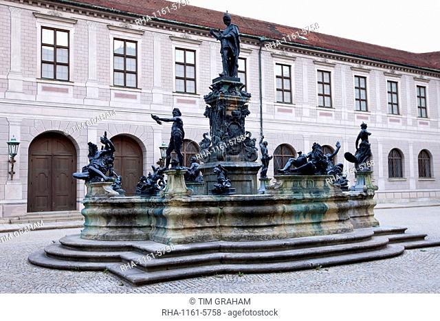 Brunnenhof Residence, Brunnenhof Residenz, with fountain in old Munich, Bavaria, Germany
