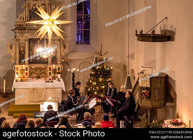 16 December 2023, Brandenburg, Leuthen: Advent carol singing takes place in a packed village church. Advent and Christmas markets are also held in many German...