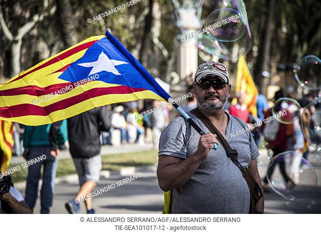 Separatist groups appear under the Catalan parliament, awaiting the unilateral declaration of independence, hoping to be pronounced by the president of...