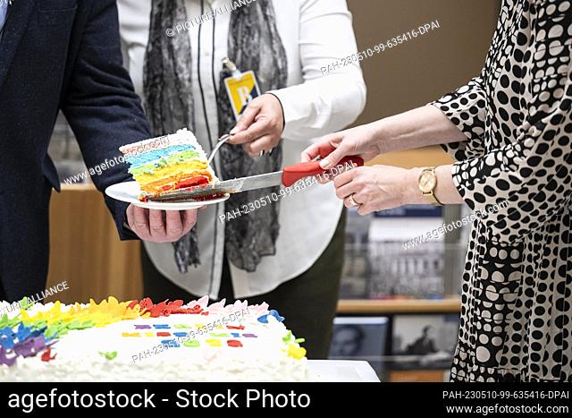 10 May 2023, Berlin: The first piece of the cake is placed on a plate. The President of the House of Representatives receives from the head of the gay...