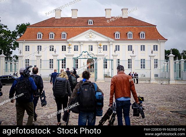 30 August 2022, Saxony-Anhalt, Meseberg: Journalists and camera crews go to Meseberg Palace, where the closed meeting of the federal cabinet is taking place