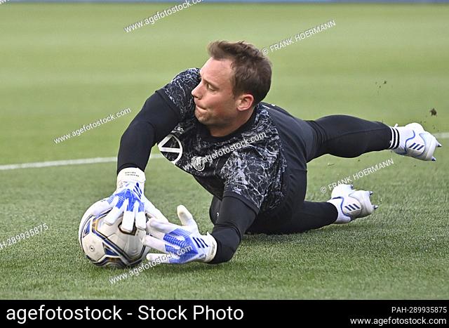 goalwart Manuel NEUER (GER) warming up, action.Parade. Football UEFA Nations League, group phase 1.matchday Italy (ITA) - Germany (GER) 1-1, on June 4th, 2022