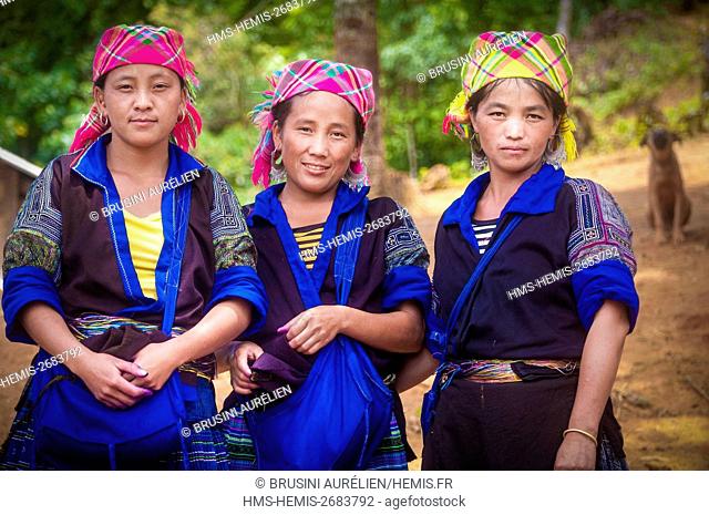 Vietnam, Top Tonkin, province of Yen Bai, Mu Cang Chai district, three young green H'mong women in traditional dress