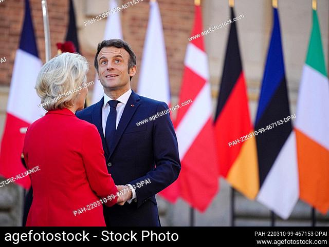 10 March 2022, France, Versailles: France's President Emmanuel Macron (l) receives Ursula von der Leyen, President of the European Commission