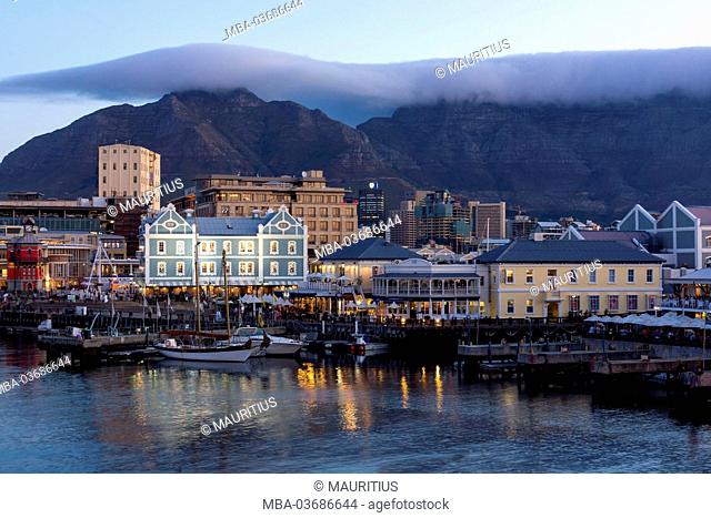 Cape Town, harbour, Table Mountain with 'tablecloth'