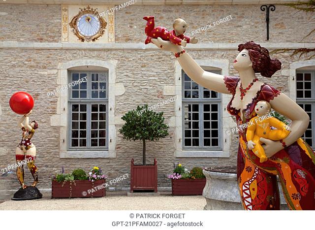 SCULPTURE BY JOSEPHA ENTITLED 'ENVIE DE VIE' DESIRE TO LIVE, EXHIBITION IN FRONT OF THE OLD CASKS BIG WINEMAKING VATS AT THE CHATEAU DE POMMARD