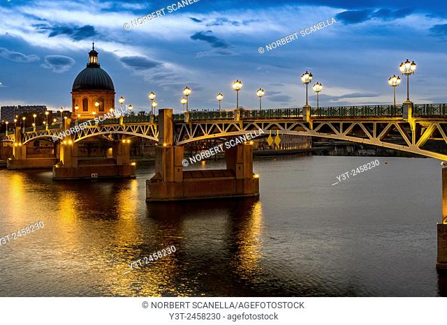 Europe, France, Midi-Pyrenees, Haute-Garonne, Toulouse. St-Pierre bridge and the dome of the Hopital de la Grave