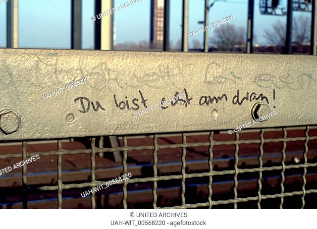 Auf der Hohenzollernbrücke: Graffiti auf der Umzäunung der Gleisanlage., Sammlung Wittmann