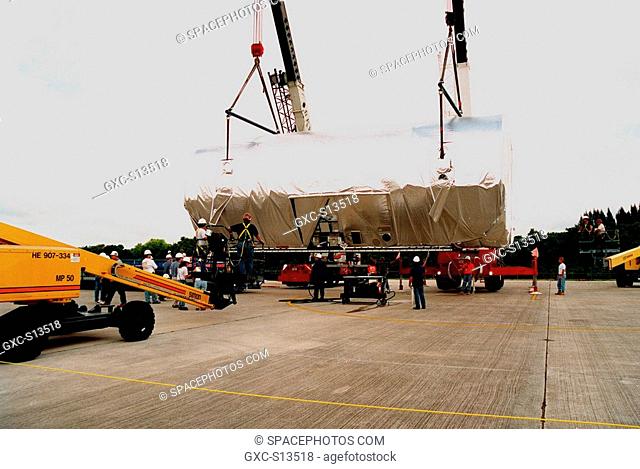 06/12/1999 -- At KSC's Shuttle Landing Facility, workers load the S0 truss segment onto a flatbed trailer for its transfer to the Operations and Checkout Bldg