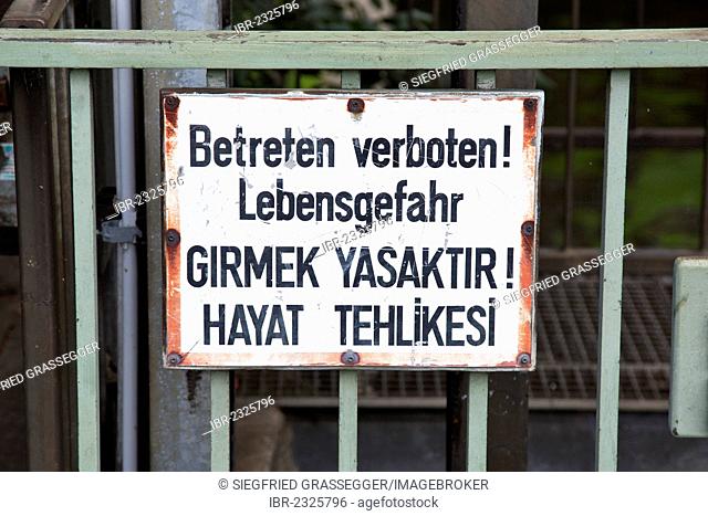 Warning sign in German and Turkish, Betreten verboten! Lebensgefahr, Girmek Yasaktir! Hayat Tehlikesi or No Trespassing! Mortal danger