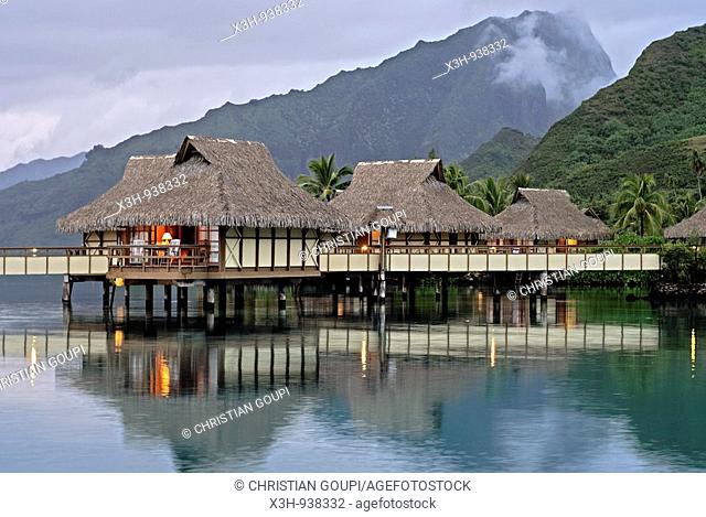 bungalows sur pilotis, hotel Sheraton Moorea, ile Moorea, iles de la Societe, archipel de la Polynesie francaise, ocean pacifique sud
