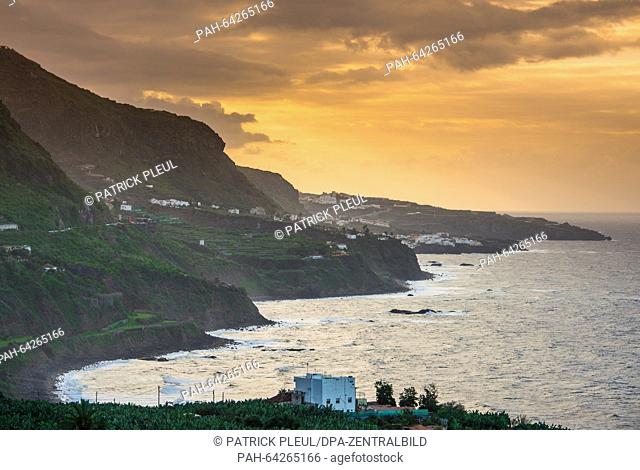 Sunset on the northern coast of Tenerife, Spain, 28 November 2015. Photo: Patrick Pleul/dpa - NO WIRE SERVICE - | usage worldwide