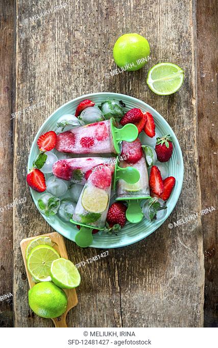 Mohito popsicles with lime, strawberry and mint
