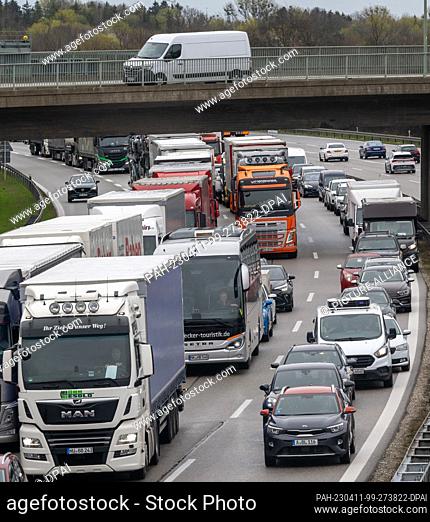 11 April 2023, Bavaria, Karlsfeld: Cars and trucks are stuck in a traffic jam on the A99 freeway just before the Allach Tunnel
