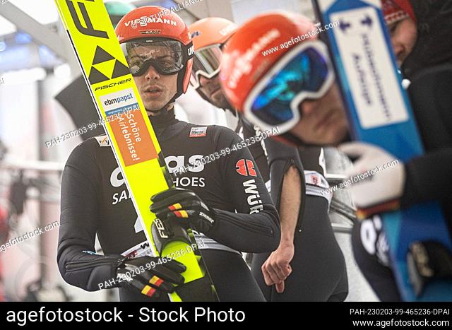 03 February 2023, Hesse, Willingen: Nordic skiing, ski jumping: World Cup, large hill, training men. Constantin Schmid (l) and Stephan Leyhe, both from Germany