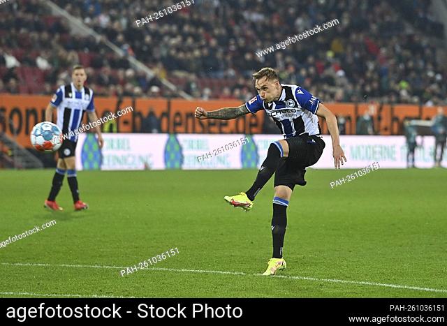 Jacob Barrett LAURSEN (BI) shoots the goal to 1-1, action, goal shot. Soccer 1st Bundesliga season 2021/2022, 8th matchday, matchday08