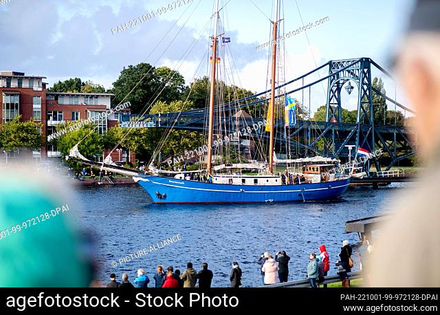 01 October 2022, Lower Saxony, Wilhelmshaven: The Dutch sailing ship ""Stortemelk"" passes the historic Kaiser Wilhelm Bridge in the harbor at the end of a...