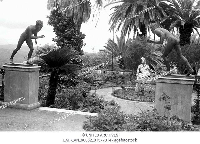 Griechenland, Greece - Zugang zum Garten des Achilleion auf Korfu, Griechenland, 1950er Jahre. Entrance to the Achilleon Garden at Korfu, Greece, 1950s