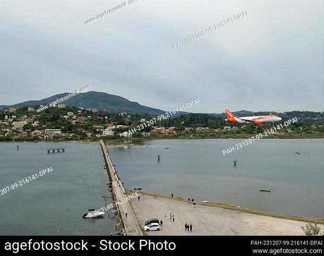 06 May 2022, Greece, Korfu-Stadt: A passenger plane of the British airline Easyjet landing over the Kanoni district of Corfu Town on the Ionian island of Corfu...