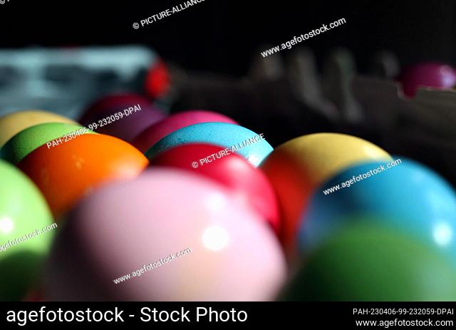 06 April 2023, Bavaria, Kaufbeuren: Colorful colored eggs are lying in a kitchen. Photo: Karl-Josef Hildenbrand/dpa. - Kaufbeuren/Bavaria/Germany