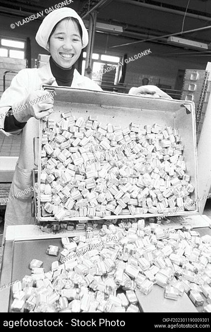 MARCH 1, 1982 FILE PHOTO***The young Vietnamese worker Ngueyen Thi Xuan control the operation of the Autobal (packing) automatic line for candy boxes in ZORA...
