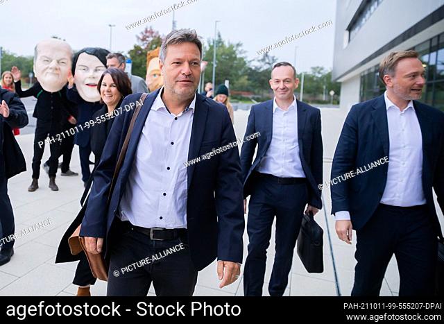 11 October 2021, Berlin: Robert Habeck (M), federal chairman of the Greens, arrives together with Annalena Baerbock (l), Greens candidate for chancellor and...