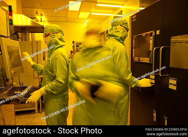 04 April 2023, Baden-Württemberg, Ulm: Employees of Trumpf Photonic Components GmbH stand in front of equipment in lithography