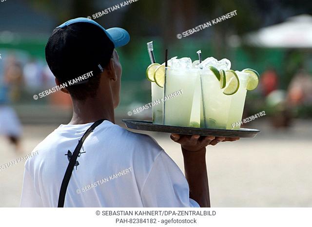 A beach vendor sells drinks at Copacabana beach in Rio de Janiero, Brazil, July 29, 2016. Rio 2016 Olympic Games take place from 05 to 21 August