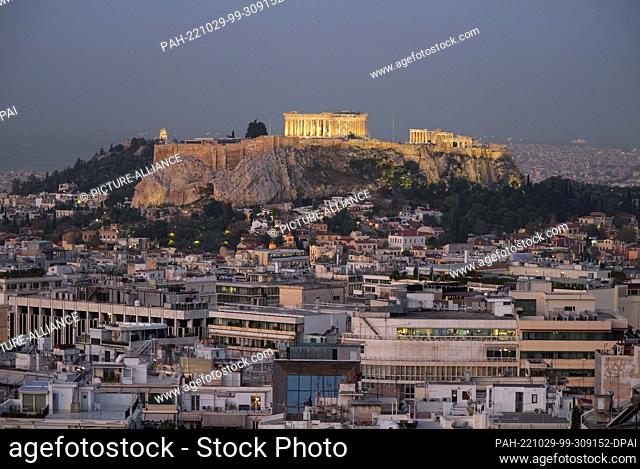 27 October 2022, Greece, Athen: The Acropolis with the Parthenon on a rock above the city. Photo: Soeren Stache/dpa. - Athen/Greece
