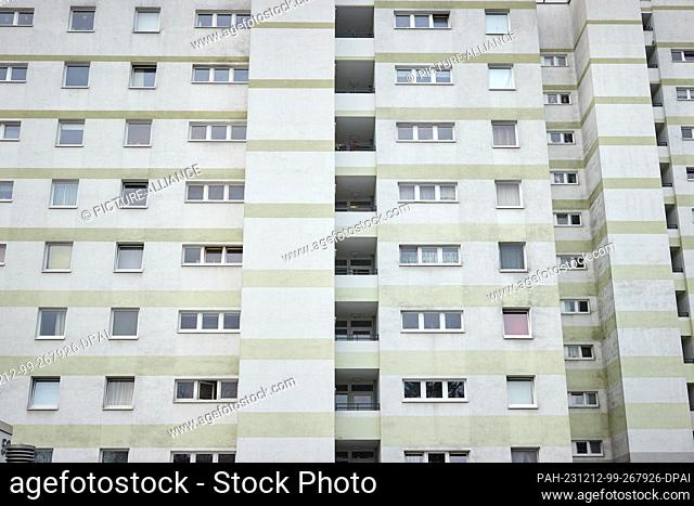 12 December 2023, Hamburg: View of a residential building in Eidelstedt. The Department for Urban Development and Housing presents the new qualified rent index...