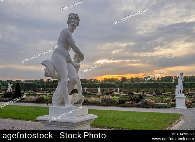 Germany, Lower Saxony, Hanover, sculpture Venus & Amor of the Herrenhausen Gardens in the evening