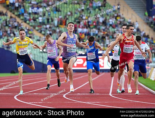 21 August 2022, Bavaria, Munich: Athletics: European Championships, Olympic Stadium, final 800 meters, men, Mariano Garcia (r