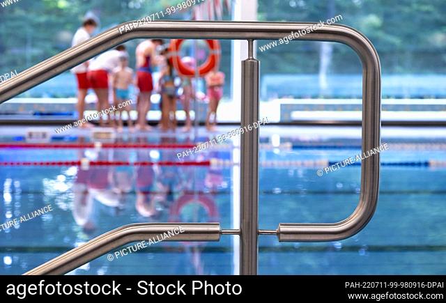 11 July 2022, Bavaria, Geretsried: Children take part in a swimming course during the kick-off event for the ""Bavaria swims"" campaign