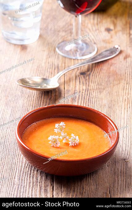 Nahaufnahme einer spanischen Salmorejo-Suppe