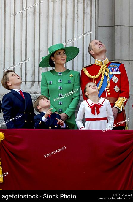 William, Prince of Wales y Catherine, Princess of Wales, Prince George of Wales y Princess Charlotte of Wales y Prince Louis of Wales en el balcón del Palacio...