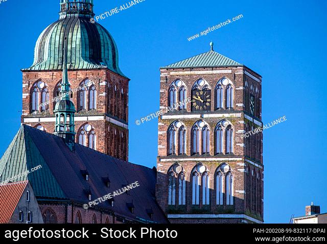 05 February 2020, Mecklenburg-Western Pomerania, Stralsund: The old town of Stralsund with the Nikolai church built in 1270. The St