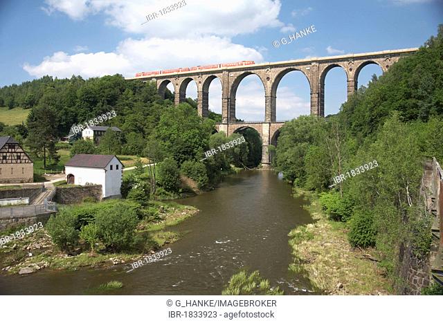 Viaduct Goehren with regional train, bridge over the Zwickauer Mulde river in Rochlitz, Saxony, Germany, Europe
