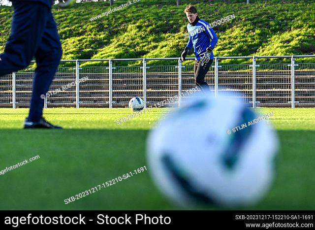 Warming-up William Dutoit (28) of KMSK Deinze pictured before a soccer game between KMSK Deinze and SL16 FC during the 16th matchday in the Challenger Pro...