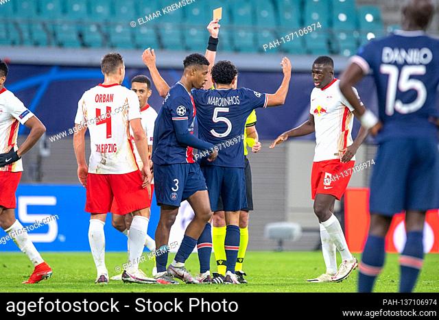 referee Szimon MARCINIAK (hidden) shows Presnel KIMPEMBE (# 3, PSG) the yellow-red card, yellow, red, expulsion, football Champions League, group stage, group H