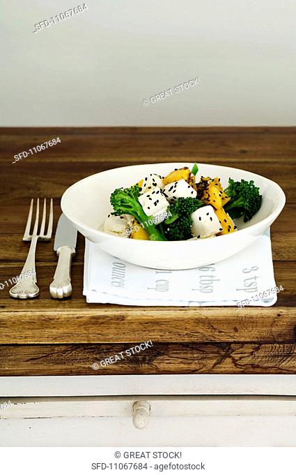 Pumpkin salad with tofu, broccoli and sesame seeds