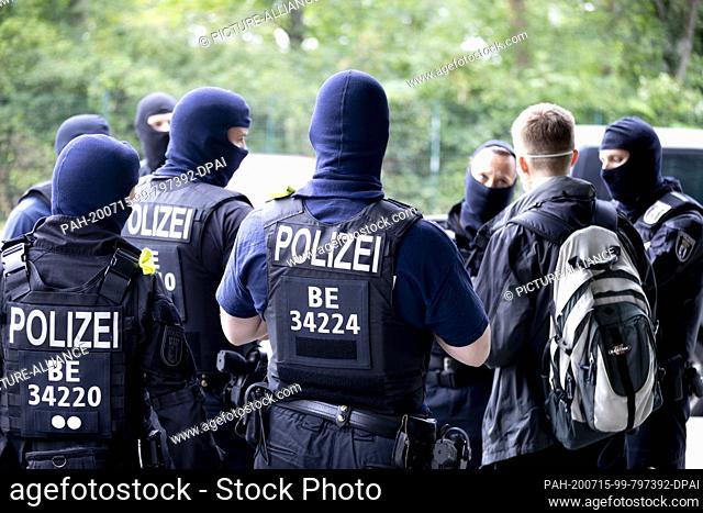 15 July 2020, Berlin: Police officers are holding talks in Berlin's Gesundbrunnen in a large-scale raid against suspects from the Islamist scene