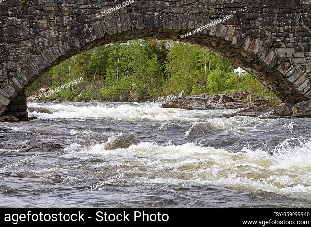Die Brücke Lundebru in der norwigischen Provinz Oppland ist die älteste Natursteinbrücke im Land und führt über den Fluß Etna