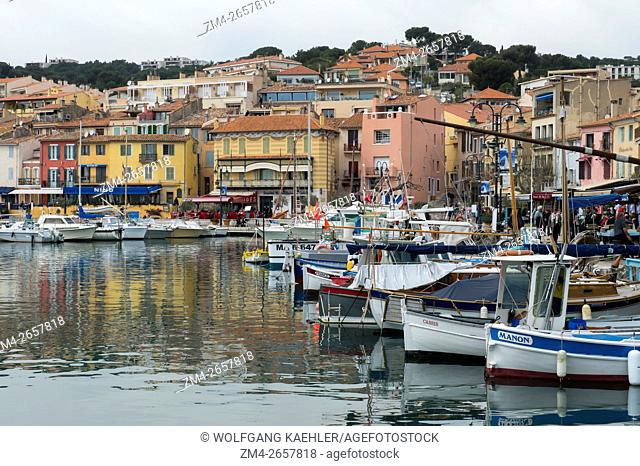 Fishing boats in the port in Cassis, which is a picturesque seaside community, located 20 km east of Marseille in the Provence-Alpes-Côte d'Azur region in...