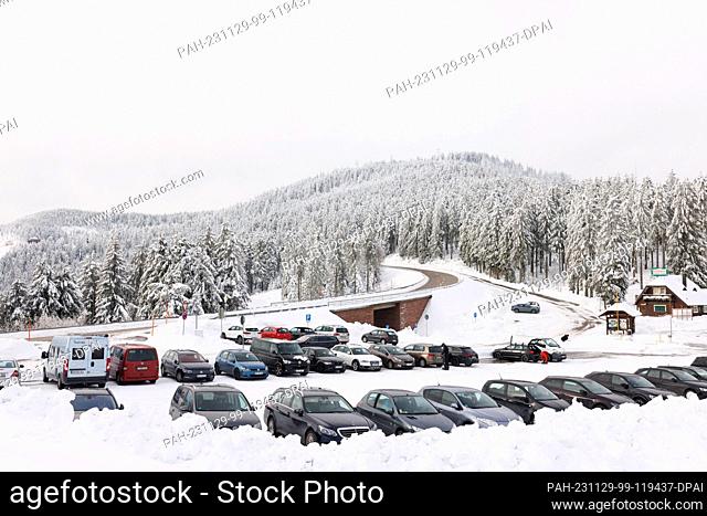 29 November 2023, Baden-Württemberg, Seebach: Cars park in the parking lot of a ski lift. The lift at Seibelseckle in the Ortenau district is one of the first...