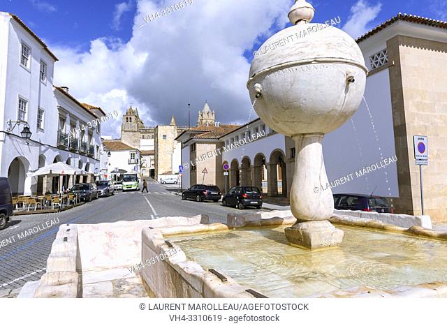 Fountain of Portas de Moura and Cathedral in the background, Evora, Alentejo Region, Portugal, Europe