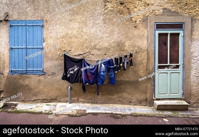House facade with laundry to dry in Saint Pierre des Champs