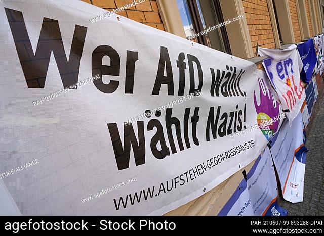 29 May 2021, Saxony-Anhalt, Halle: Plakat sa protesta u protiv rasizma i za podr·ku demokratskom dru·tvu sa natpisom: ""Ko bira AfD bira naciste!"" Protest je...