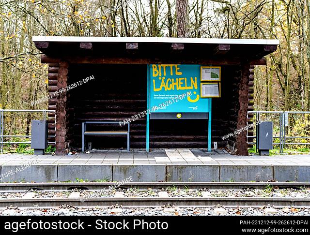 PRODUCTION - 01 December 2023, Hesse, Frankfurt/Main: The information board at the Harthweg stop says ""Please smile"". WÌÌÌTEND? So are we! VGF presents pilot...